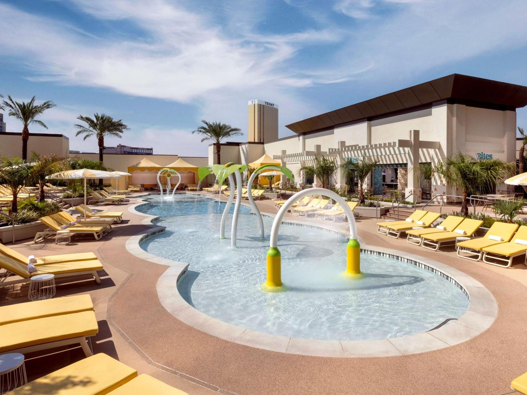 Las Vegas Hilton At Resorts World Exterior photo The pool at the resort